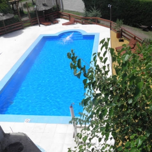 Amplia piscina con sector infantil y solarium