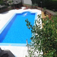 Amplia piscina con sector infantil y solarium